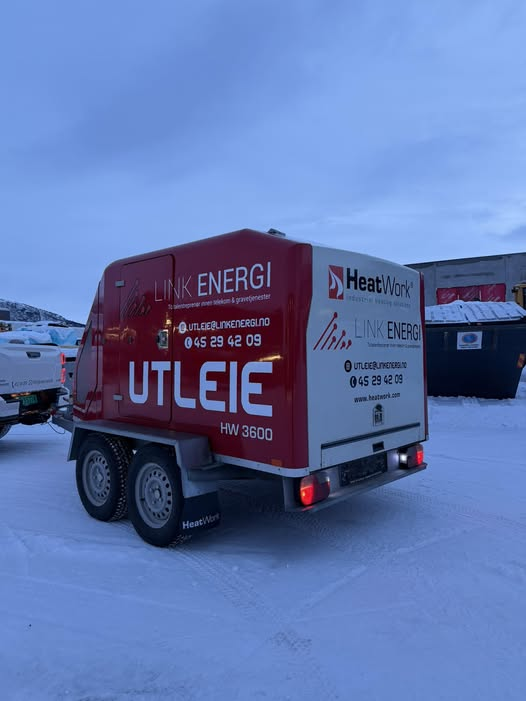 Rød Link Energi-henger med HeatWork HW 3600 industrivarmer til utleie, parkert på snødekt plass